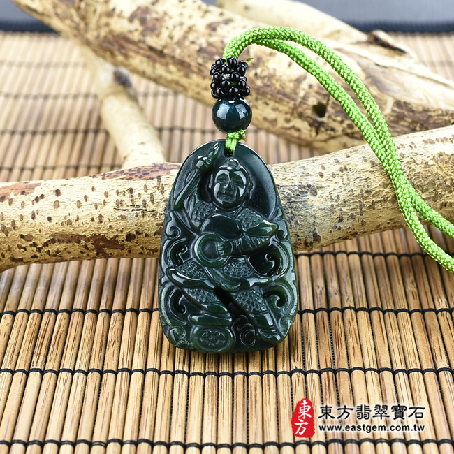 三太子項鍊玉珮情境照片  水草玉哪吒三太子項鍊玉珮（中壇元帥、哪吒：哪吒三太子牌水草玉三太子玉珮、水草玉哪吒三太子玉墜）。墨綠水草玉三太子，TT081。客製化訂做各種水草玉哪吒三太子吊墜玉珮項鍊。★附東方翡翠寶石保證卡