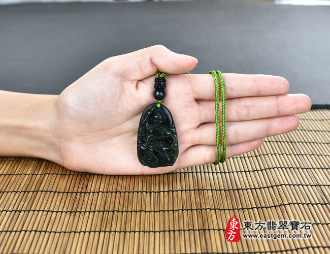 三太子項鍊玉珮大小示意圖  水草玉哪吒三太子項鍊玉珮（中壇元帥、哪吒：哪吒三太子牌水草玉三太子玉珮、水草玉哪吒三太子玉墜）。墨綠水草玉三太子，TT081。客製化訂做各種水草玉哪吒三太子吊墜玉珮項鍊。★附東方翡翠寶石保證卡