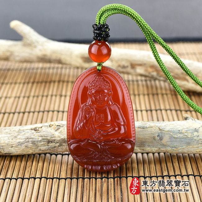 瑪瑙阿彌陀佛項鍊玉珮情境照片 瑪瑙阿彌陀佛項鍊玉珮（無量壽佛：阿彌陀佛牌瑪瑙阿彌陀佛玉珮、玉髓阿彌陀佛玉墜）。紅瑪瑙玉髓阿彌陀佛，FD310。客製化訂做各種瑪瑙玉髓阿彌陀佛吊墜玉珮項鍊。★附東方翡翠寶石保證卡