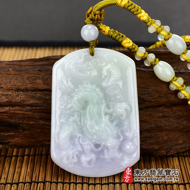 翡翠龍情境照片  翡翠龍項鍊玉珮（招財飛騰游龍：龍牌A貨翡翠龍玉珮、緬甸玉龍玉墜、龍十二生肖項鍊）。糯種春帶彩龍，DR346。客製化訂做各種翡翠龍吊墜玉珮項鍊。★附A貨翡翠雙證書