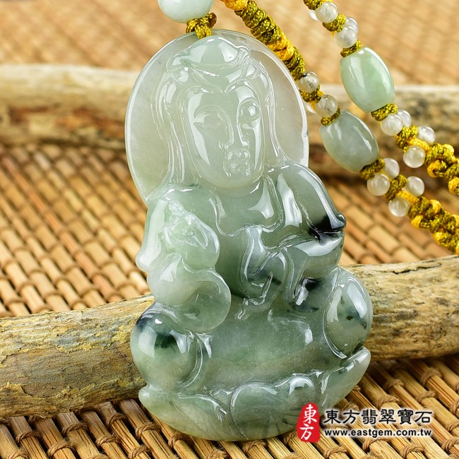 翡翠觀世音菩薩項鍊玉珮左側照片   （已出售勿下標，可訂做）翡翠觀世音菩薩項鍊玉珮（觀世音菩薩：觀世音菩薩牌A貨翡翠觀世音菩薩玉珮、緬甸玉觀世音菩薩玉墜）。淡綠糯種帶飄花觀世音菩薩，GY742。客製化訂做各種翡翠觀世音菩薩吊墜玉珮項鍊。★附A貨翡翠雙證書