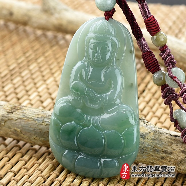 翡翠觀世音菩薩項鍊玉珮右側照片  （已出售勿下標，可訂做）翡翠觀世音菩薩項鍊玉珮（觀世音菩薩，如意觀音：觀世音菩薩牌A貨翡翠觀世音菩薩玉珮、緬甸玉觀世音菩薩玉墜）。淡綠糯種觀世音菩薩，GY743。客製化訂做各種翡翠觀世音菩薩吊墜玉珮項鍊。★附A貨翡翠雙證書