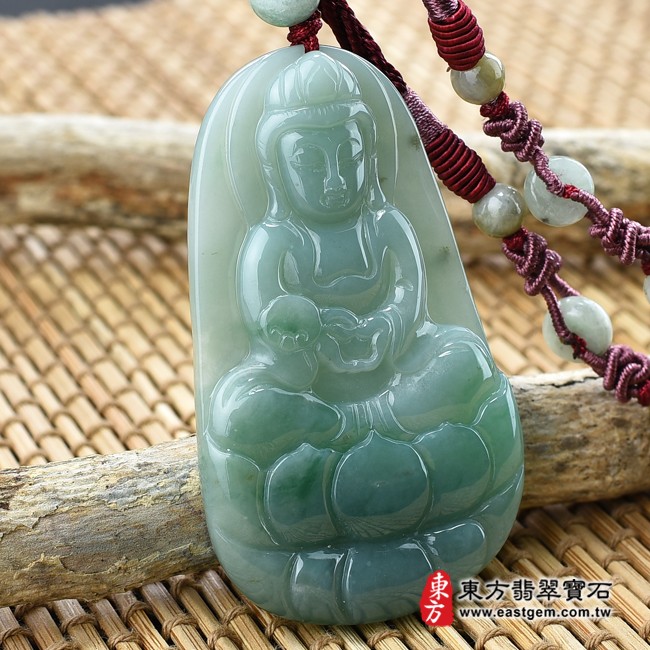 翡翠觀世音菩薩項鍊玉珮左側照片  （已出售勿下標，可訂做）翡翠觀世音菩薩項鍊玉珮（觀世音菩薩，如意觀音：觀世音菩薩牌A貨翡翠觀世音菩薩玉珮、緬甸玉觀世音菩薩玉墜）。淡綠糯種觀世音菩薩，GY743。客製化訂做各種翡翠觀世音菩薩吊墜玉珮項鍊。★附A貨翡翠雙證書