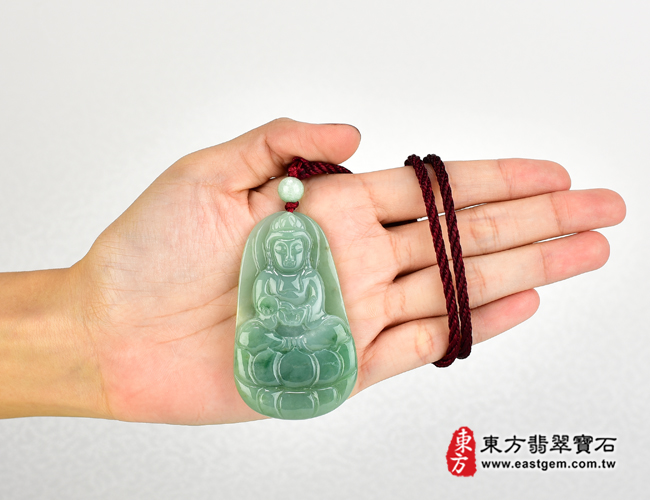 翡翠觀世音菩薩項鍊玉珮大小示意照片  （已出售勿下標，可訂做）翡翠觀世音菩薩項鍊玉珮（觀世音菩薩，如意觀音：觀世音菩薩牌A貨翡翠觀世音菩薩玉珮、緬甸玉觀世音菩薩玉墜）。淡綠糯種觀世音菩薩，GY743。客製化訂做各種翡翠觀世音菩薩吊墜玉珮項鍊。★附A貨翡翠雙證書