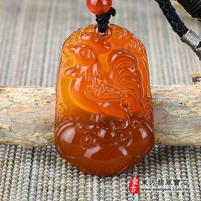 瑪瑙雞項鍊玉珮正面照片 瑪瑙雞項鍊玉珮（金雞報喜、雞祥如意：雞牌瑪瑙雞玉珮、玉髓雞玉墜、雞十二生肖項鍊）。紅瑪瑙玉髓雞，GI025。客製化訂做各種瑪瑙玉髓雞吊墜玉珮項鍊。★附東方翡翠寶石保證卡