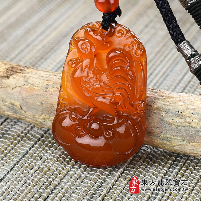 瑪瑙雞項鍊玉珮右側照片 瑪瑙雞項鍊玉珮（金雞報喜、雞祥如意：雞牌瑪瑙雞玉珮、玉髓雞玉墜、雞十二生肖項鍊）。紅瑪瑙玉髓雞，GI025。客製化訂做各種瑪瑙玉髓雞吊墜玉珮項鍊。★附東方翡翠寶石保證卡