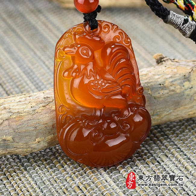 瑪瑙雞項鍊玉珮左側照片 瑪瑙雞項鍊玉珮（金雞報喜、雞祥如意：雞牌瑪瑙雞玉珮、玉髓雞玉墜、雞十二生肖項鍊）。紅瑪瑙玉髓雞，GI025。客製化訂做各種瑪瑙玉髓雞吊墜玉珮項鍊。★附東方翡翠寶石保證卡