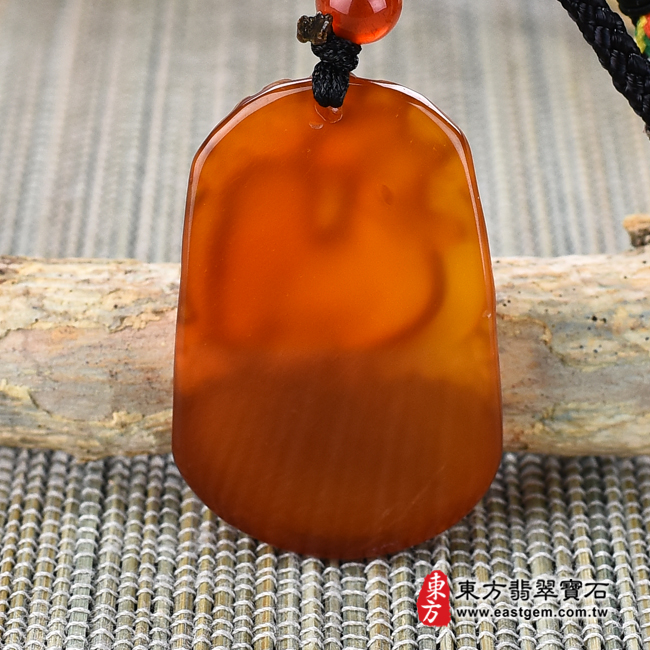 瑪瑙雞項鍊玉珮背面照片 瑪瑙雞項鍊玉珮（金雞報喜、雞祥如意：雞牌瑪瑙雞玉珮、玉髓雞玉墜、雞十二生肖項鍊）。紅瑪瑙玉髓雞，GI025。客製化訂做各種瑪瑙玉髓雞吊墜玉珮項鍊。★附東方翡翠寶石保證卡