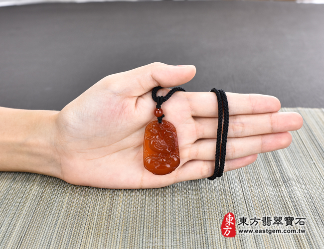 瑪瑙雞項鍊玉珮大小示意照片 瑪瑙雞項鍊玉珮（金雞報喜、雞祥如意：雞牌瑪瑙雞玉珮、玉髓雞玉墜、雞十二生肖項鍊）。紅瑪瑙玉髓雞，GI025。客製化訂做各種瑪瑙玉髓雞吊墜玉珮項鍊。★附東方翡翠寶石保證卡