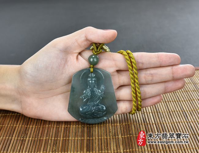 翡翠大勢至菩薩項鍊玉珮大小示意照片  翡翠大勢至菩薩項鍊玉珮（大勢至菩薩：大勢至菩薩牌A貨翡翠大勢至菩薩玉珮、大勢至菩薩玉墜）。大勢至菩薩，GY746。客製化訂做各種翡翠大勢至菩薩吊墜玉珮項鍊。★附A貨翡翠雙證書（產地：瓜地馬拉）