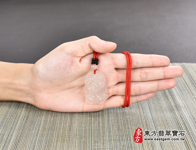 瑪瑙猴項鍊玉珮情境照片 瑪瑙猴項鍊玉珮（吉祥如意：猴牌瑪瑙猴玉珮、玉髓猴玉墜、猴十二生肖項鍊）。白瑪瑙玉髓猴，HW065。客製化訂做各種瑪瑙玉髓猴吊墜玉珮項鍊。★附東方翡翠寶石保證卡