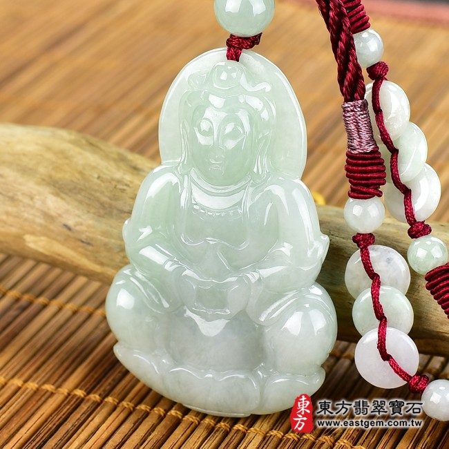 翡翠觀世音菩薩項鍊玉珮右側照片　　（已出售勿下標，可訂做）翡翠觀世音菩薩項鍊玉珮（觀世音菩薩，寶瓶觀音：觀世音菩薩牌A貨翡翠觀世音菩薩玉珮、緬甸玉觀世音菩薩玉墜）。淡綠色糯種觀世音菩薩，GY780。客製化訂做各種翡翠觀世音菩薩吊墜玉珮項鍊。★附A貨翡翠雙證書