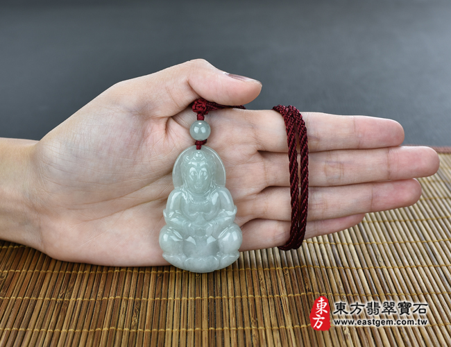 翡翠觀世音菩薩項鍊玉珮大小示意照片　　（已出售勿下標，可訂做）翡翠觀世音菩薩項鍊玉珮（觀世音菩薩，寶瓶觀音：觀世音菩薩牌A貨翡翠觀世音菩薩玉珮、緬甸玉觀世音菩薩玉墜）。淡綠色糯種觀世音菩薩，GY780。客製化訂做各種翡翠觀世音菩薩吊墜玉珮項鍊。★附A貨翡翠雙證書