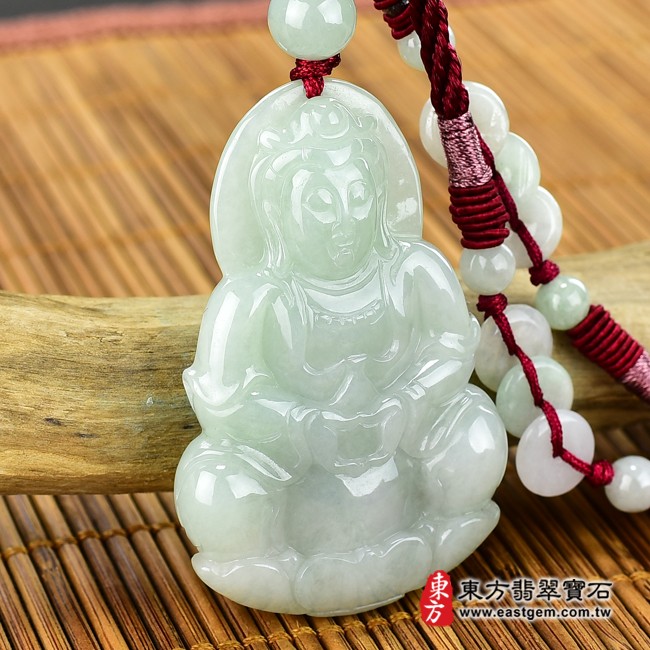 翡翠觀世音菩薩項鍊玉珮左側照片　　（已出售勿下標，可訂做）翡翠觀世音菩薩項鍊玉珮（觀世音菩薩，寶瓶觀音：觀世音菩薩牌A貨翡翠觀世音菩薩玉珮、緬甸玉觀世音菩薩玉墜）。淡綠色糯種觀世音菩薩，GY780。客製化訂做各種翡翠觀世音菩薩吊墜玉珮項鍊。★附A貨翡翠雙證書