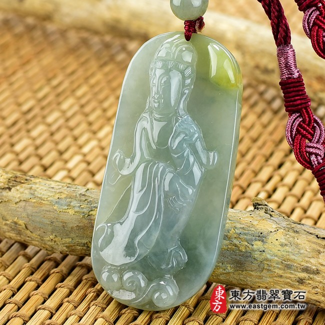翡翠觀世音菩薩右側照片  （已出售勿下標，可訂做）翡翠觀世音菩薩項鍊玉珮（觀世音菩薩：觀世音菩薩牌A貨翡翠觀世音菩薩玉珮、緬甸玉觀世音菩薩玉墜）。淡綠色糯種帶黃翡觀世音菩薩，GY770。客製化訂做各種翡翠觀世音菩薩吊墜玉珮項鍊。★附A貨翡翠雙證書  