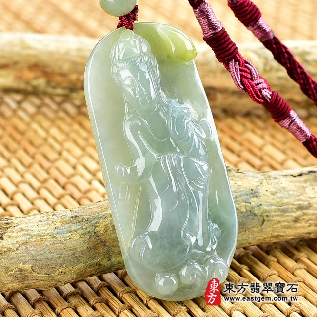 翡翠觀世音菩薩左側照片  （已出售勿下標，可訂做）翡翠觀世音菩薩項鍊玉珮（觀世音菩薩：觀世音菩薩牌A貨翡翠觀世音菩薩玉珮、緬甸玉觀世音菩薩玉墜）。淡綠色糯種帶黃翡觀世音菩薩，GY770。客製化訂做各種翡翠觀世音菩薩吊墜玉珮項鍊。★附A貨翡翠雙證書  