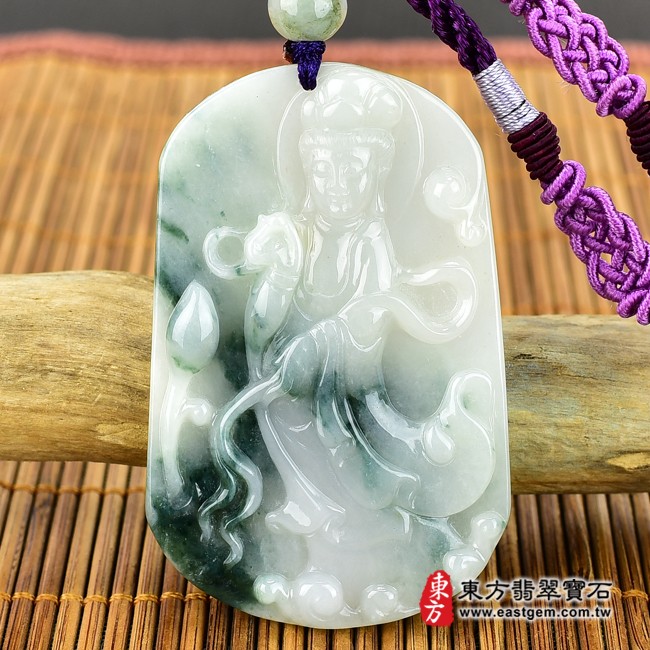 翡翠觀世音菩薩正面照片 翡翠觀世音菩薩項鍊玉珮（觀世音菩薩，灑水觀音：觀世音菩薩牌A貨翡翠觀世音菩薩玉珮、緬甸玉觀世音菩薩玉墜）。淡綠色糯種帶飄花觀世音菩薩，GY771。客製化訂做各種翡翠觀世音菩薩吊墜玉珮項鍊。★附A貨翡翠雙證書