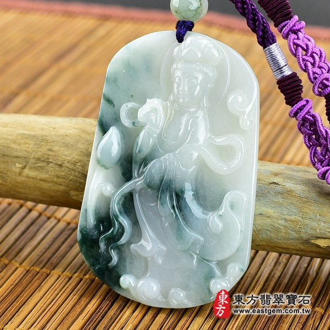 翡翠觀世音菩薩右側照片 翡翠觀世音菩薩項鍊玉珮（觀世音菩薩，灑水觀音：觀世音菩薩牌A貨翡翠觀世音菩薩玉珮、緬甸玉觀世音菩薩玉墜）。淡綠色糯種帶飄花觀世音菩薩，GY771。客製化訂做各種翡翠觀世音菩薩吊墜玉珮項鍊。★附A貨翡翠雙證書