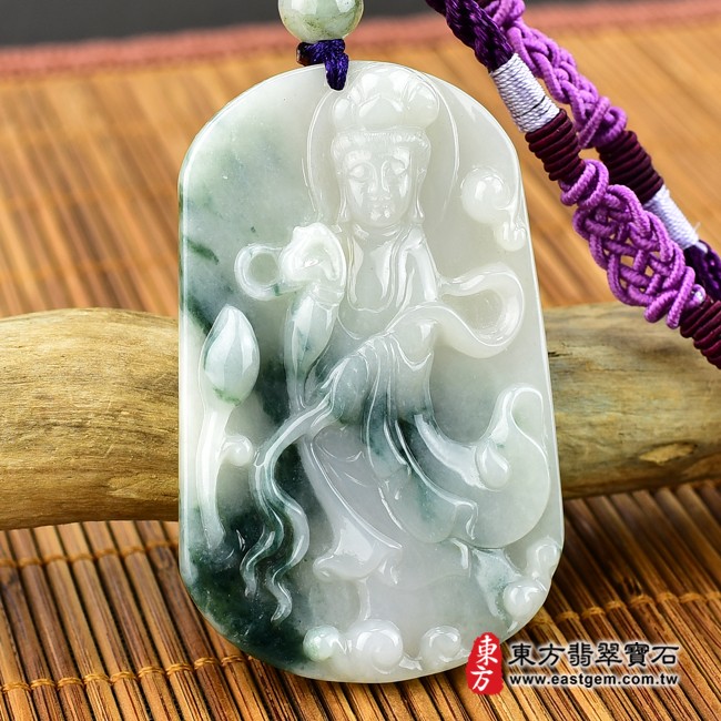 翡翠觀世音菩薩左側照片 翡翠觀世音菩薩項鍊玉珮（觀世音菩薩，灑水觀音：觀世音菩薩牌A貨翡翠觀世音菩薩玉珮、緬甸玉觀世音菩薩玉墜）。淡綠色糯種帶飄花觀世音菩薩，GY771。客製化訂做各種翡翠觀世音菩薩吊墜玉珮項鍊。★附A貨翡翠雙證書