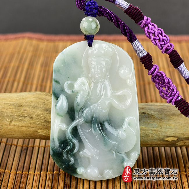 翡翠觀世音菩薩情境照片 翡翠觀世音菩薩項鍊玉珮（觀世音菩薩，灑水觀音：觀世音菩薩牌A貨翡翠觀世音菩薩玉珮、緬甸玉觀世音菩薩玉墜）。淡綠色糯種帶飄花觀世音菩薩，GY771。客製化訂做各種翡翠觀世音菩薩吊墜玉珮項鍊。★附A貨翡翠雙證書
