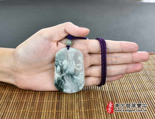 翡翠觀世音菩薩大小示意圖照片 翡翠觀世音菩薩項鍊玉珮（觀世音菩薩，灑水觀音：觀世音菩薩牌A貨翡翠觀世音菩薩玉珮、緬甸玉觀世音菩薩玉墜）。淡綠色糯種帶飄花觀世音菩薩，GY771。客製化訂做各種翡翠觀世音菩薩吊墜玉珮項鍊。★附A貨翡翠雙證書