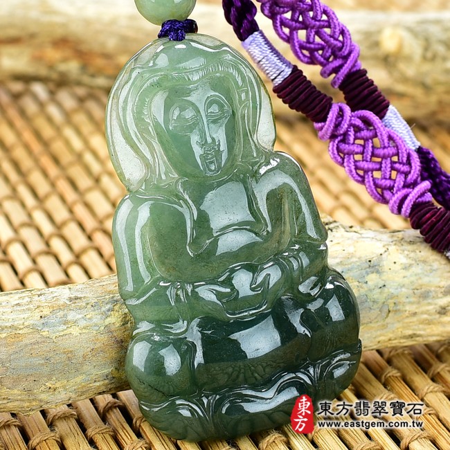 翡翠觀世音菩薩左側照片 （已出售勿下標，可訂做）翡翠觀世音菩薩項鍊玉珮（觀世音菩薩：觀世音菩薩牌A貨翡翠觀世音菩薩玉珮、緬甸玉觀世音菩薩玉墜）。綠色糯種油青觀世音菩薩，GY772。客製化訂做各種翡翠觀世音菩薩吊墜玉珮項鍊。★附A貨翡翠雙證書