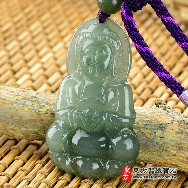 翡翠觀世音菩薩右側照片 翡翠觀世音菩薩項鍊玉珮（觀世音菩薩：觀世音菩薩牌A貨翡翠觀世音菩薩玉珮、緬甸玉觀世音菩薩玉墜）。綠色糯種油青觀世音菩薩，GY772。客製化訂做各種翡翠觀世音菩薩吊墜玉珮項鍊。★附A貨翡翠雙證書
