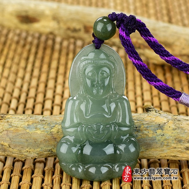 翡翠觀世音菩薩情境照片 翡翠觀世音菩薩項鍊玉珮（觀世音菩薩：觀世音菩薩牌A貨翡翠觀世音菩薩玉珮、緬甸玉觀世音菩薩玉墜）。綠色糯種油青觀世音菩薩，GY772。客製化訂做各種翡翠觀世音菩薩吊墜玉珮項鍊。★附A貨翡翠雙證書