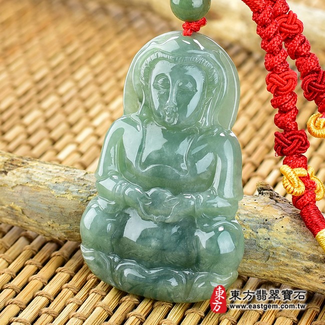 翡翠觀世音菩薩右側照片 （已出售勿下標，可訂做）翡翠觀世音菩薩項鍊玉珮（觀世音菩薩：觀世音菩薩牌A貨翡翠觀世音菩薩玉珮、緬甸玉觀世音菩薩玉墜）。綠色糯豆種觀世音菩薩，GY775。客製化訂做各種翡翠觀世音菩薩吊墜玉珮項鍊。★附A貨翡翠雙證書