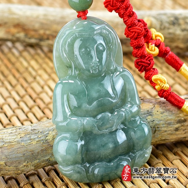 翡翠觀世音菩薩左側照片 （已出售勿下標，可訂做）翡翠觀世音菩薩項鍊玉珮（觀世音菩薩：觀世音菩薩牌A貨翡翠觀世音菩薩玉珮、緬甸玉觀世音菩薩玉墜）。綠色糯豆種觀世音菩薩，GY775。客製化訂做各種翡翠觀世音菩薩吊墜玉珮項鍊。★附A貨翡翠雙證書