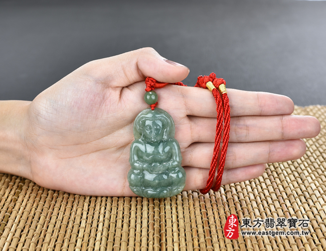 翡翠觀世音菩薩大小示意照片 （已出售勿下標，可訂做）翡翠觀世音菩薩項鍊玉珮（觀世音菩薩：觀世音菩薩牌A貨翡翠觀世音菩薩玉珮、緬甸玉觀世音菩薩玉墜）。綠色糯豆種觀世音菩薩，GY775。客製化訂做各種翡翠觀世音菩薩吊墜玉珮項鍊。★附A貨翡翠雙證書