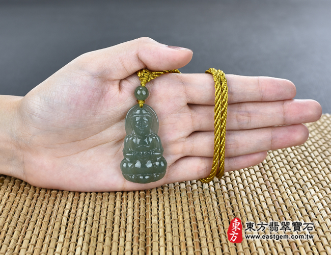 翡翠觀世音菩薩大小示意圖照片 翡翠觀世音菩薩項鍊玉珮（觀世音菩薩：觀世音菩薩牌A貨翡翠觀世音菩薩玉珮、緬甸玉觀世音菩薩玉墜）。綠色糯種觀世音菩薩，GY774。客製化訂做各種翡翠觀世音菩薩吊墜玉珮項鍊。★附A貨翡翠雙證書