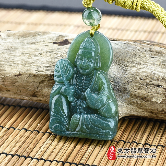 水草玉濟公項鍊玉珮右側照片 水草玉濟公項鍊玉珮（濟公：濟公牌水草玉濟公玉珮、水草玉濟公玉墜）。綠色水草玉濟公，GG011。客製化訂做各種水草玉濟公吊墜玉珮項鍊。★附東方翡翠寶石保證卡 產地：巴西、中國、南非、印尼 造型：濟公 商品五行：木、土 尺寸：長約4.6公分x寬約3公分 厚度：約0.95公分 重量(克)：約26.7克(含繩重) 透光度：0~25% 贈品：東方翡翠寶石的紅色飾品紙盒，吊繩一條(中國結吊繩，或不鏽鋼吊繩，二選一)  證書編號和出處：(1) GG-011，東方翡翠寶石保證卡 ※關於此商品的基本資料，以及相關商品的照片，請看上面敘述。 ※任何商品不清楚的地方，都歡迎跟我們詢問（mail、電話、門市、line、微信）。 ※東方翡翠寶石，會用心為您服務。謝謝您。