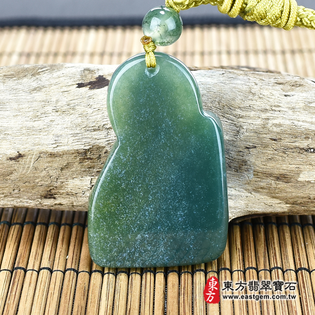 水草玉濟公項鍊玉珮背面照片 水草玉濟公項鍊玉珮（濟公：濟公牌水草玉濟公玉珮、水草玉濟公玉墜）。綠色水草玉濟公，GG011。客製化訂做各種水草玉濟公吊墜玉珮項鍊。★附東方翡翠寶石保證卡 產地：巴西、中國、南非、印尼 造型：濟公 商品五行：木、土 尺寸：長約4.6公分x寬約3公分 厚度：約0.95公分 重量(克)：約26.7克(含繩重) 透光度：0~25% 贈品：東方翡翠寶石的紅色飾品紙盒，吊繩一條(中國結吊繩，或不鏽鋼吊繩，二選一)  證書編號和出處：(1) GG-011，東方翡翠寶石保證卡 ※關於此商品的基本資料，以及相關商品的照片，請看上面敘述。 ※任何商品不清楚的地方，都歡迎跟我們詢問（mail、電話、門市、line、微信）。 ※東方翡翠寶石，會用心為您服務。謝謝您。