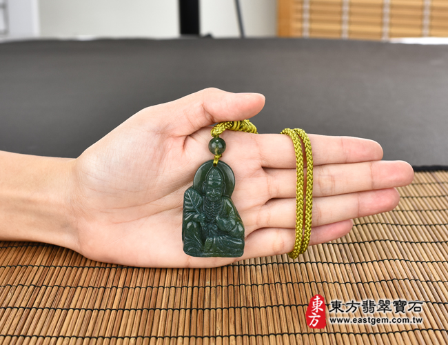 水草玉濟公項鍊玉珮大小示意照片 水草玉濟公項鍊玉珮（濟公：濟公牌水草玉濟公玉珮、水草玉濟公玉墜）。綠色水草玉濟公，GG011。客製化訂做各種水草玉濟公吊墜玉珮項鍊。★附東方翡翠寶石保證卡 產地：巴西、中國、南非、印尼 造型：濟公 商品五行：木、土 尺寸：長約4.6公分x寬約3公分 厚度：約0.95公分 重量(克)：約26.7克(含繩重) 透光度：0~25% 贈品：東方翡翠寶石的紅色飾品紙盒，吊繩一條(中國結吊繩，或不鏽鋼吊繩，二選一)  證書編號和出處：(1) GG-011，東方翡翠寶石保證卡 ※關於此商品的基本資料，以及相關商品的照片，請看上面敘述。 ※任何商品不清楚的地方，都歡迎跟我們詢問（mail、電話、門市、line、微信）。 ※東方翡翠寶石，會用心為您服務。謝謝您。