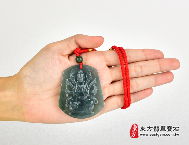 翡翠千手觀音大小示意照片 翡翠千手觀音項鍊玉珮（千手觀音：千手觀音牌A貨翡翠千手觀音玉珮、千手觀音玉墜）。千手觀音，LH120。客製化訂做各種翡翠千手觀音吊墜玉珮項鍊。★附A貨翡翠雙證書（產地：瓜地馬拉）