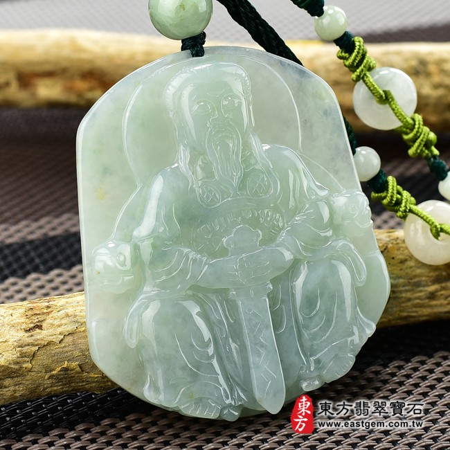翡翠玄天上帝左側照片  （已出售勿下標，可訂做）翡翠玄天上帝項鍊玉珮（玄天上帝：玄天上帝牌A貨翡翠玄天上帝玉珮、緬甸玉玄天上帝玉墜）。綠色糯種玄天上帝，ST046。客製化訂做各種翡翠玄天上帝吊墜玉珮項鍊。★附A貨翡翠雙證書