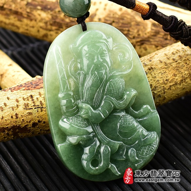 翡翠玄天上帝左側照片 （已出售勿下標，可訂做）翡翠玄天上帝項鍊玉珮（玄天上帝：玄天上帝牌A貨翡翠玄天上帝玉珮、緬甸玉玄天上帝玉墜）。綠色糯種油青玄天上帝，ST047。客製化訂做各種翡翠玄天上帝吊墜玉珮項鍊。★附A貨翡翠雙證書