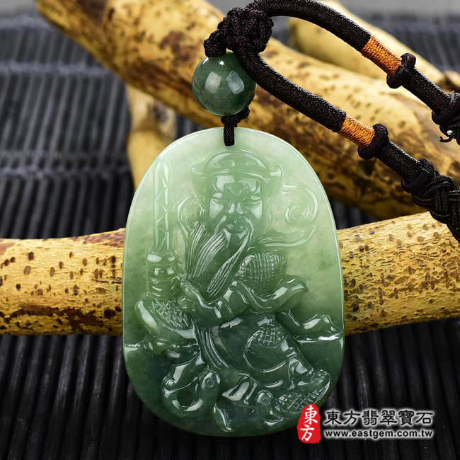 翡翠玄天上帝情境照片 （已出售勿下標，可訂做）翡翠玄天上帝項鍊玉珮（玄天上帝：玄天上帝牌A貨翡翠玄天上帝玉珮、緬甸玉玄天上帝玉墜）。綠色糯種油青玄天上帝，ST047。客製化訂做各種翡翠玄天上帝吊墜玉珮項鍊。★附A貨翡翠雙證書