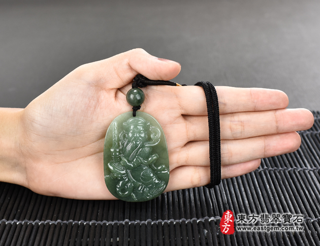 翡翠玄天上帝大小示意照片 （已出售勿下標，可訂做）翡翠玄天上帝項鍊玉珮（玄天上帝：玄天上帝牌A貨翡翠玄天上帝玉珮、緬甸玉玄天上帝玉墜）。綠色糯種油青玄天上帝，ST047。客製化訂做各種翡翠玄天上帝吊墜玉珮項鍊。★附A貨翡翠雙證書