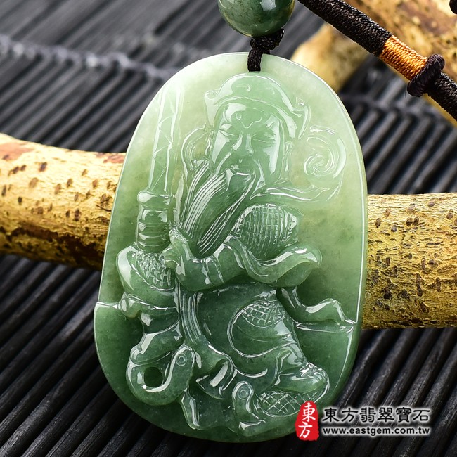 翡翠玄天上帝右側照片 （已出售勿下標，可訂做）翡翠玄天上帝項鍊玉珮（玄天上帝：玄天上帝牌A貨翡翠玄天上帝玉珮、緬甸玉玄天上帝玉墜）。綠色糯種油青玄天上帝，ST047。客製化訂做各種翡翠玄天上帝吊墜玉珮項鍊。★附A貨翡翠雙證書