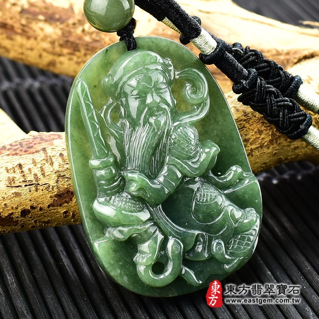 翡翠玄天上帝左側照片 翡翠玄天上帝項鍊玉珮（玄天上帝：玄天上帝牌A貨翡翠玄天上帝玉珮、緬甸玉玄天上帝玉墜）。綠色糯種油青玄天上帝，ST048。客製化訂做各種翡翠玄天上帝吊墜玉珮項鍊。★附A貨翡翠雙證書