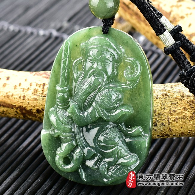 翡翠玄天上帝右側照片 翡翠玄天上帝項鍊玉珮（玄天上帝：玄天上帝牌A貨翡翠玄天上帝玉珮、緬甸玉玄天上帝玉墜）。綠色糯種油青玄天上帝，ST048。客製化訂做各種翡翠玄天上帝吊墜玉珮項鍊。★附A貨翡翠雙證書