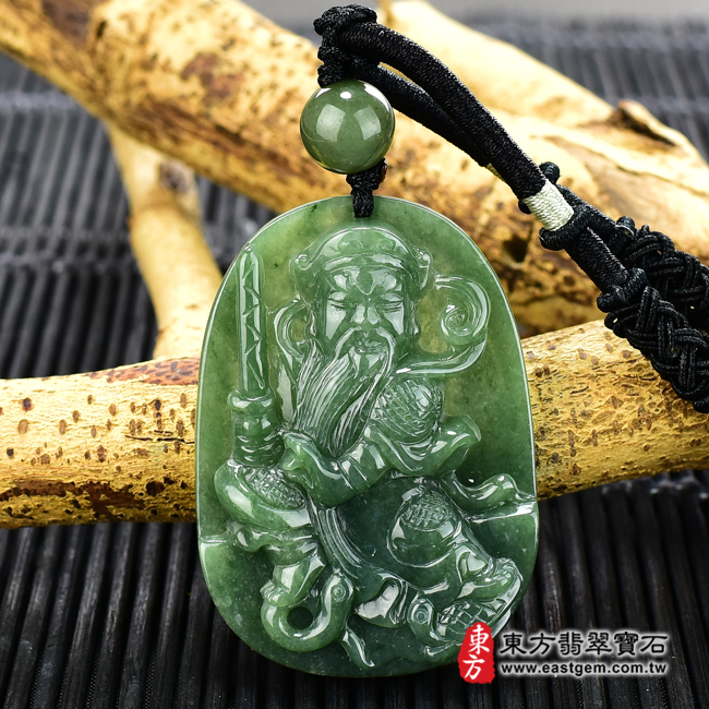 翡翠玄天上帝情境照片 翡翠玄天上帝項鍊玉珮（玄天上帝：玄天上帝牌A貨翡翠玄天上帝玉珮、緬甸玉玄天上帝玉墜）。綠色糯種油青玄天上帝，ST048。客製化訂做各種翡翠玄天上帝吊墜玉珮項鍊。★附A貨翡翠雙證書