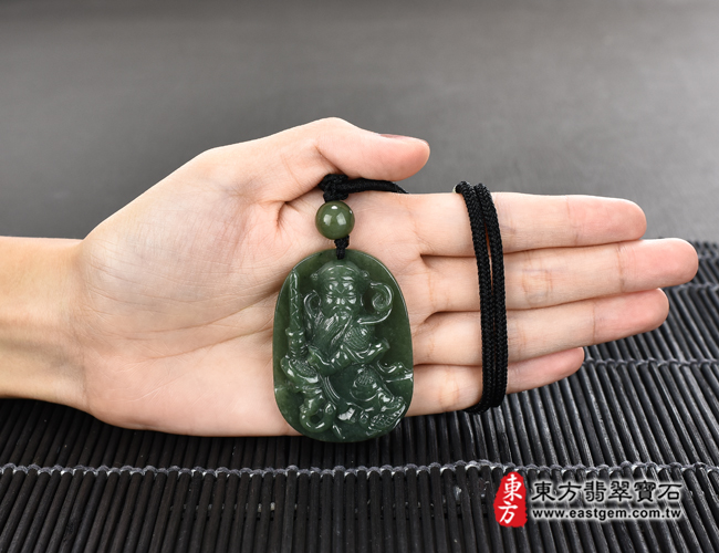 翡翠玄天上帝大小示意圖照片 翡翠玄天上帝項鍊玉珮（玄天上帝：玄天上帝牌A貨翡翠玄天上帝玉珮、緬甸玉玄天上帝玉墜）。綠色糯種油青玄天上帝，ST048。客製化訂做各種翡翠玄天上帝吊墜玉珮項鍊。★附A貨翡翠雙證書