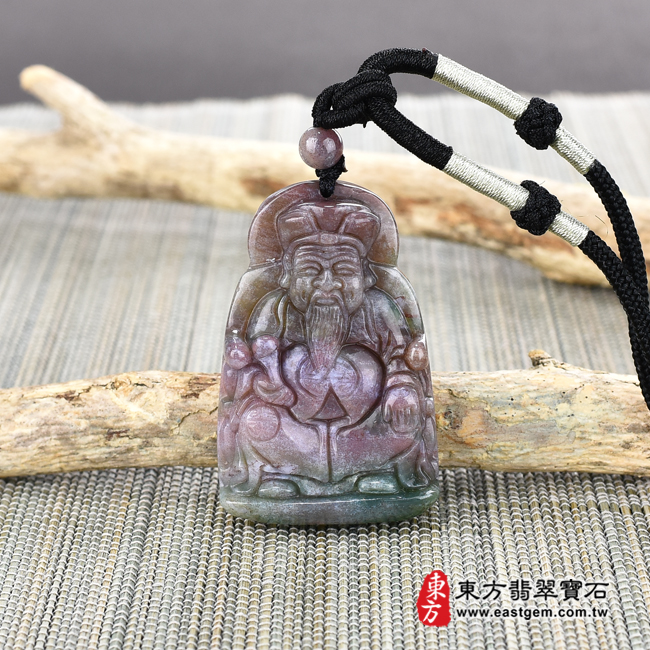 水草玉福德正神土地公財神爺項鍊玉珮情境照片 水草玉福德正神土地公財神爺項鍊玉珮（福德正神：福德正神土地公財神爺牌水草玉福德正神土地公財神爺玉珮、水草玉福德正神土地公財神爺玉墜）。紅帶綠水草玉福德正神土地公財神爺，TD033。客製化訂做各種水草玉福德正神土地公財神爺吊墜玉珮項鍊。★附東方翡翠寶石保證卡
