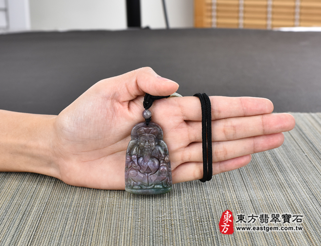 水草玉福德正神土地公財神爺項鍊玉珮大小示意照片 水草玉福德正神土地公財神爺項鍊玉珮（福德正神：福德正神土地公財神爺牌水草玉福德正神土地公財神爺玉珮、水草玉福德正神土地公財神爺玉墜）。紅帶綠水草玉福德正神土地公財神爺，TD033。客製化訂做各種水草玉福德正神土地公財神爺吊墜玉珮項鍊。★附東方翡翠寶石保證卡