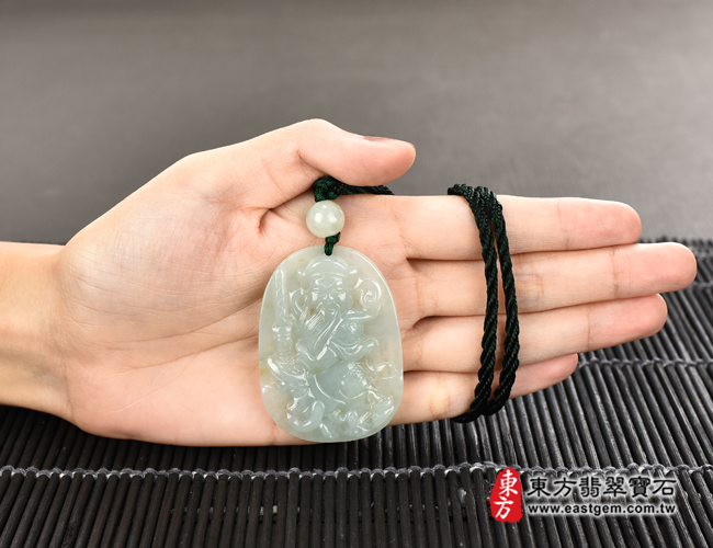 翡翠玄天上帝大小示意圖照片 翡翠玄天上帝項鍊玉珮（玄天上帝：玄天上帝牌A貨翡翠玄天上帝玉珮、緬甸玉玄天上帝玉墜）。綠色糯種撒金花玄天上帝，ST049。客製化訂做各種翡翠玄天上帝吊墜玉珮項鍊。★附A貨翡翠雙證書