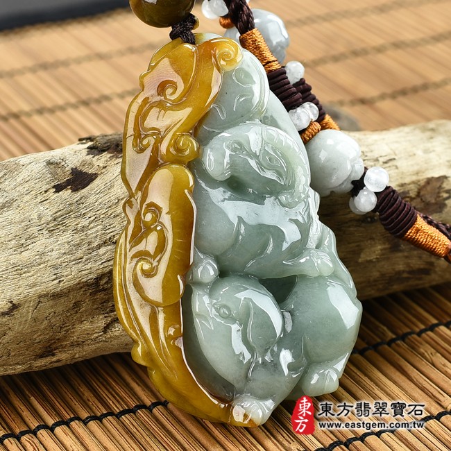 翡翠生肖兔左側照片（已出售勿下標，可訂做）翡翠生肖兔三合六合貴人項鍊玉珮（生肖屬兔，最適合配戴三合六合貴人項鍊，羊豬狗：兔牌A貨翡翠生肖兔玉珮、緬甸玉生肖兔玉墜、兔十二生肖項鍊）。綠色糯種黃翡翠兔，ZH-091。客製化訂做各種翡翠生肖兔吊墜玉珮項鍊。★附A貨翡翠雙證書