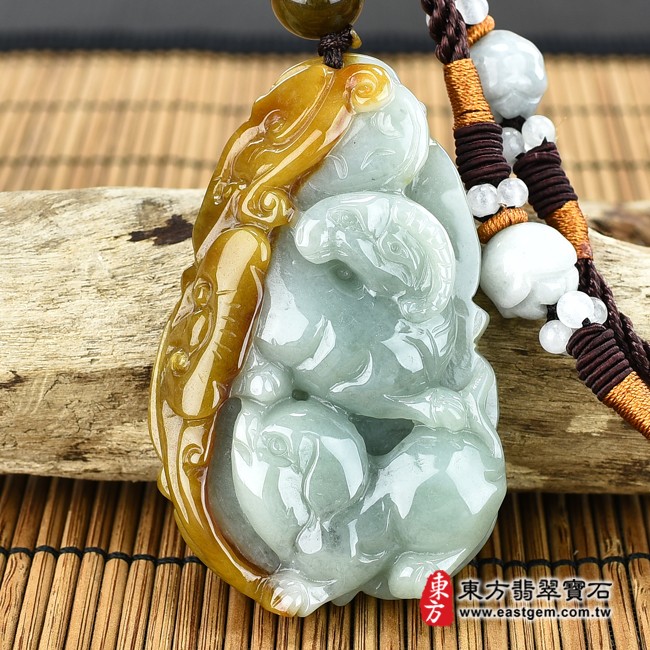 翡翠生肖兔正面照片（已出售勿下標，可訂做）翡翠生肖兔三合六合貴人項鍊玉珮（生肖屬兔，最適合配戴三合六合貴人項鍊，羊豬狗：兔牌A貨翡翠生肖兔玉珮、緬甸玉生肖兔玉墜、兔十二生肖項鍊）。綠色糯種黃翡翠兔，ZH-091。客製化訂做各種翡翠生肖兔吊墜玉珮項鍊。★附A貨翡翠雙證書
